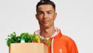 كريستيانو رونالدو يدخل عالم البقالة والديليفري (فيديو)