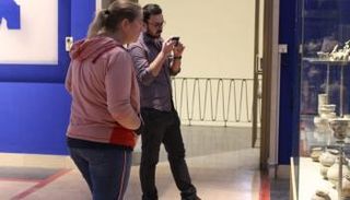 سائحة أجنبية في أروقة المتحف الوطني العراقي بعد افتتاحه