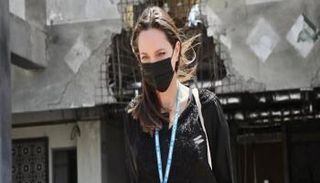 أنجلينا جولي لدى زيارتها مطار عدن الدولي