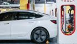 عطل يكلف صينيا أغلى فاتورة لشحن سيارة تسلا على الإطلاق