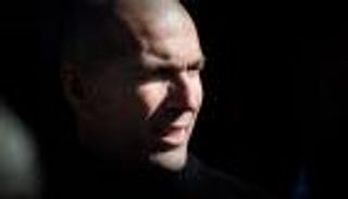 بشروط مستحيلة.. ريال مدريد يعيد زيدان للملاعب من جديد