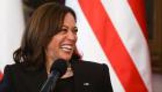 بالفيديو.. شاهد نائبة بايدن في نوبة ضحك "هستيرية"