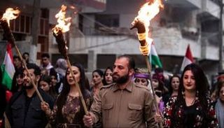 محتفلون يوقدون شعلة 