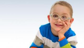 طفل مصاب بالحول