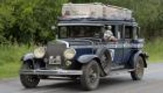 رحلة حول العالم بالسيارة..  عائلة تزور 102 بلد في 22 عاما (صور)