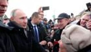 "لا يتعرقون ولا يبردون".. دبابات بشرية تحرس بوتين