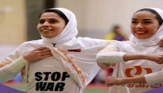 اللاعبة الإيرانية خلال رفعها الشعار