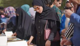 نساء يطالعن كتبا في مهرجان