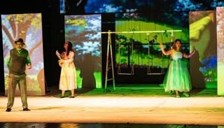 جانب من مسرحية "أليس"