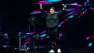 شيرين تبكي خلال حفل الكويت: الدنيا من غيركم وحشة (فيديو)