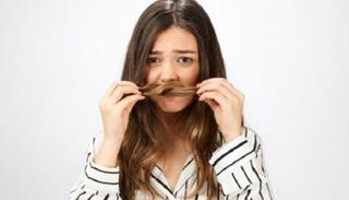 رائحة الشعر الكريهة تعود لعدة أسباب