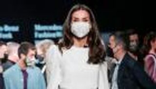 إطلالة جدلية لملكة إسبانيا.. رسالة خفية ضد الحرب (صور)