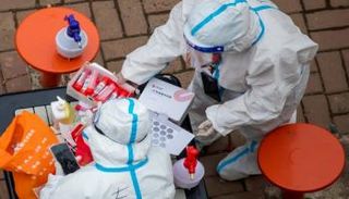 عاملون في المجال الصحي بالصين