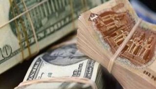 أوراق نقدية من الدولار والجنيه المصري - أرشيفية