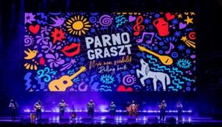 جانب من حفل فرقة "بارنو غرازت" الغجرية المجرية