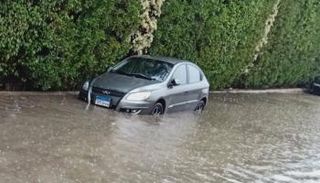 سيارة عالقة وسط مياه الأمطار في مصر (أرشيفية)