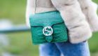 "الدلو" يعيد التمساح لعرش موضة الصيف.. جربيه مع الجينز 