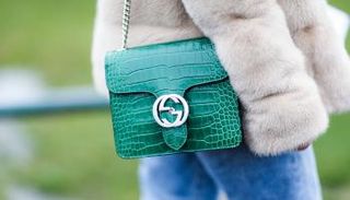 يمكن تنسيق حقيبة جلد التمساح مع جينز