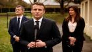 ماكرون يضع خطة لإنقاذ صاحبة هذه العبارة.. "إنهم يكذبون عليك هنا"