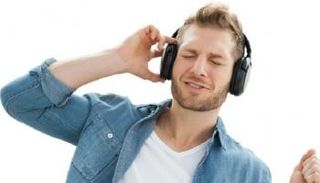 شخص يستمع للأغاني في رمضان