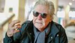 بعد 20 عاماً.. حسين فهمي يعود لرئاسة مهرجان القاهرة السينمائي