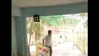 والد التلميذتين بعد إسقاط لافتة المدرسة