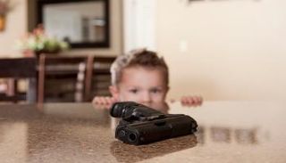 وصول الأسلحة إلى يد الأطفال أمر متكرر في أمريكا- أرشيفية