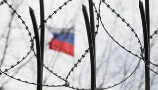 علم دولة روسيا خلف سلك شائك