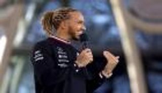 قبل بداية الموسم الجديد.. لويس هاميلتون يظهر في إكسبو 2020 دبي (صور)