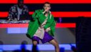 إسلام إبراهيم يسخر من إطلالة ويجز بـ9 كلمات (صور)