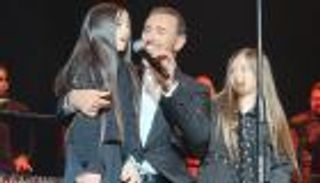 بالفيديو والصور.. كاظم الساهر "الجد الوسيم" يشارك حفيدتيه الغناء