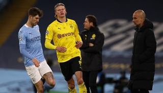 إيرلينج هالاند وبيب جوارديولا مدرب مانشستر سيتي