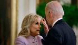 بالفيديو.. بايدن يخطئ بزوج نائبته وهكذا تصرفت زوجته