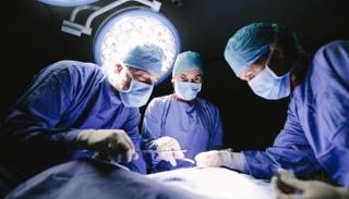 أطباء يجرون جراحة - أرشيفية