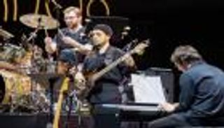 إكسبو 2020 دبي.. موسيقى المجر تتألق مع فرقة جيمز (صور)