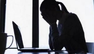 فتاة تبكي - صورة تعبيرية 