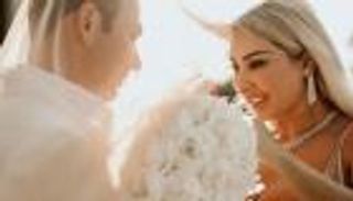 بالصور.. جويل مردينيان تثير ضجة بفستان زفاف