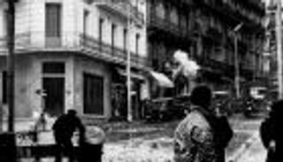 تضميد الذاكرة.. إكليل باسم ماكرون أمام نصب "فرعون" بالجزائر