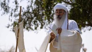 رجل دين صابئي يمارس طقوس الاحتفاء بـ"عيد الخليقة"