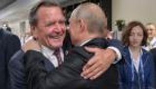 الصديق الوفي لـ"بوتين".. شرودر يودع المواطنة الفخرية لـ"هانوفر"