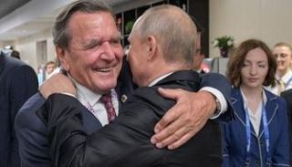 عناق حار بين بوتين وشرودر- أرشيفية