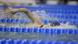 رغم المظاهرات واللافتات.. متحول جنسيا يدخل تاريخ السباحة النسائية