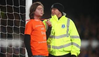 مشجع مباراة إيفرتون ونيوكاسل