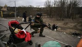 أحد الجنود الأوكرانيين يؤمن تحركات اللاجئين - أرشيفية