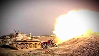 آلية للمقاومة الجنوبية تقصف موقع للحوثي في الضالع