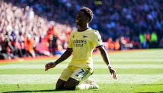 احتفال بوكايو ساكا لاعب أرسنال أمام أستون فيلا