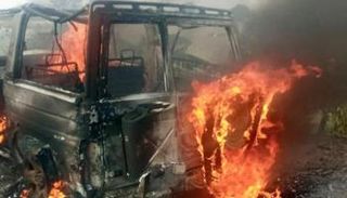 ألسنة اللهب تتصاعد من سيارة مفخخة استهدفت مسؤولا أمنيا يمنيا