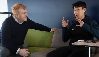 الصحفي بول مع هيونج سون مين لاعب توتنهام