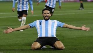 محمد بن يطو لاعب منتخب الجزائر