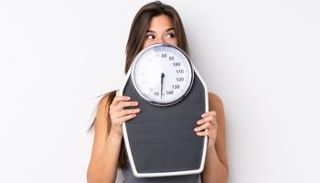 ينبغي استشارة الطبيب في حال استمرار تقلبات الوزن